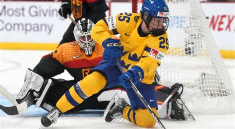 Ljungblom leads Sweden past Hungary in women’s world hockey